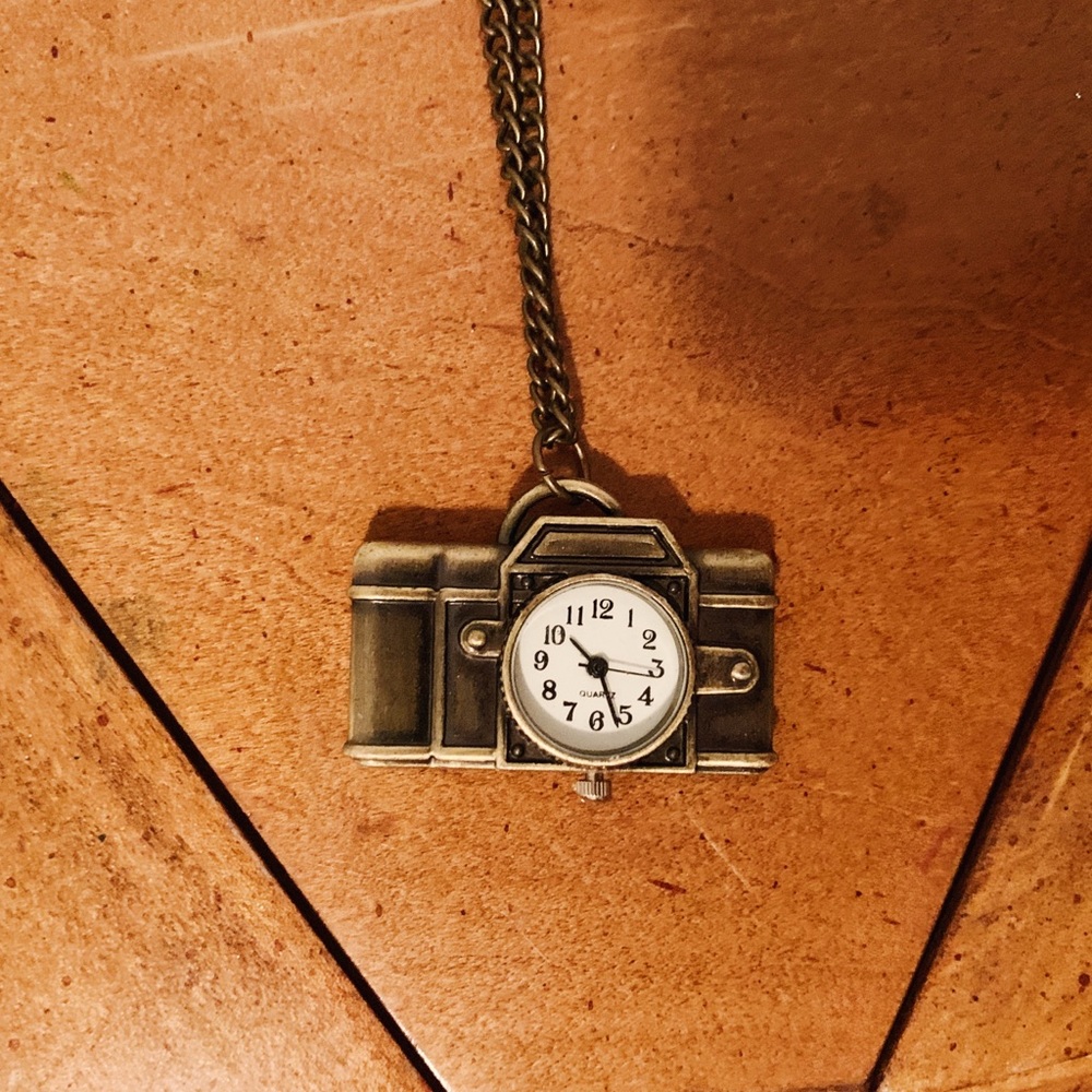 ❤️ 3/$20
Clock in Camera Necklace